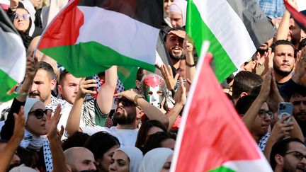 Des manifestants près de l'ambassade d'Israël à Amman en Jordanie, le 18 octobre 2023, pour protester contre la destruction d'un hôpital à Gaza. (KHALIL MAZRAAWI / AFP)