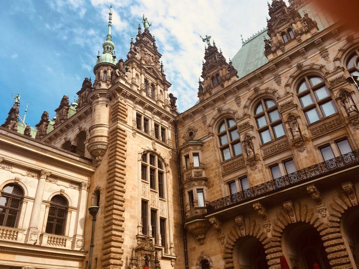 Dans la cour de l'Hôtel de Ville d'Hambourg. (INGRID POHU / RADIO FRANCE)