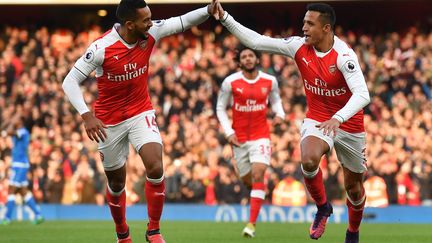 Theo Walcott et Alexis Sanchez heureux buteurs avec les Gunners (BEN STANSALL / AFP)