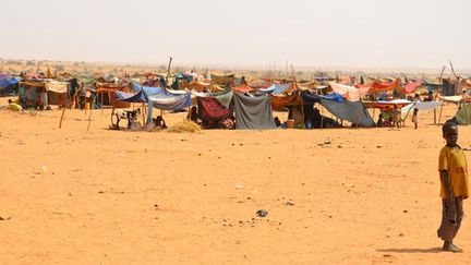 Le 4 Février 2012, un gamin dans un camp de réfugiés maliens à Chinegodar, dans l'ouest du Niger, près de la frontière malienne.

Ayant fuient les combats qui font rage au Mali, 6000 personnes principalement d’origine touareg ont trouvé refuge dans ce camp. L’afflux de réfugiés a asséché le seul puits d’eau potable dans cette région qui est la plus touchée par la sécheresse.

Les conditions de vie y sont très difficiles. L’hygiène devenu inexistante fait craindre aux observateurs une épidémie de choléra. (AFP PHOTO BOUREIMA HAMA)