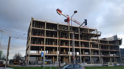 Le chantier de construction d'un immeuble dans le quartier de l'université au&nbsp;Mans (Sarthe). (ALEXANDRE CHASSIGNON / RADIO FRANCE)