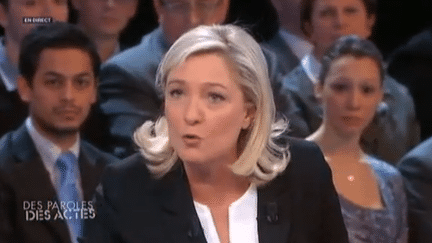 La pr&eacute;sidente du Front national, Marine Le Pen, &eacute;tait l'invit&eacute;e de l'&eacute;mission "Des paroles et des actes" sur France 2, le 21 f&eacute;vrier 2013.&nbsp; (FRANCE 2 / FRANCETV INFO)