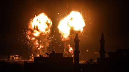 &nbsp;Des flammes visibles après une frappe aérienne israélienne sur des cibles du Hamas dans la bande de Gaza, le 15 juin 2021. (ALI JADALLAH / ANADOLU AGENCY / AFP)