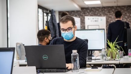 Un homme qui porte un masque dans une entreprise.&nbsp; (AURELIEN MORISSARD / MAXPPP)