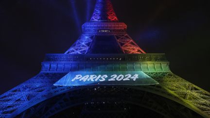 La Tour Eiffel est illuminée aux couleurs du drapeau olympique pour le lancement de la candidature de "Paris 2024", le 3 février 2017. (PATRICK KOVARIK / AFP)