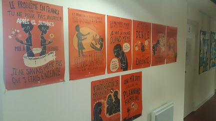 Affiches sur l'accès à l'IVG dans les locaux du planning familial&nbsp;de la Sarthe au Mans, 9 octobre 2020 (Alexandre Chassignon/RADIO FRANCE)