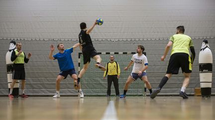 Un entraînement de handball à Berlin, le 29 mars 2016. (JOHN MACDOUGALL / AFP)