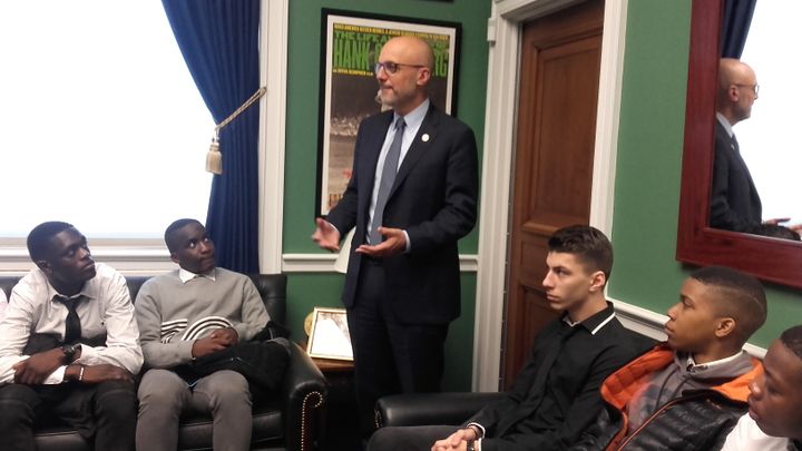 Membre du Congrès et représentant de Floride,&nbsp;le démocate Ted Deutch (debout), reçoit pour la première des élèves dans son bureau, au Capitole. (SOLENNE LE HEN / RADIO FRANCE)