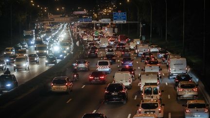 Le périphérique parisien de nuit. Photo d'illustration. (LUC NOBOUT / MAXPPP)