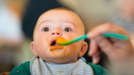 Un tiers des enfants de moins de 3 ans mangent devant un &eacute;cran, sans savourer leur repas et sans prendre conscience des quantit&eacute;s absorb&eacute;es, selon une &eacute;tude du SFAE. (STEVEN ROBINSON / FLICKR OPEN / GETTY IMAGES)