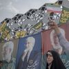 Un partisan du candidat à la présidence iranienne, Saïd Jalili, brandit un drapeau iranien devant des portraits du candidat ultraconservateur, lors d'un rassemblement de campagne électorale, à Téhéran, en Iran, le 24 juin 2024. (MORTEZA NIKOUBAZL / NURPHOTO / AFP)