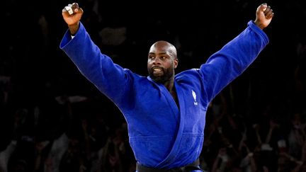 Champion olympique chez les poids lourds pour la troisième fois de sa carrière, Teddy Riner a célébré sa victoire avec le public français, vendredi 2 août à Paris.