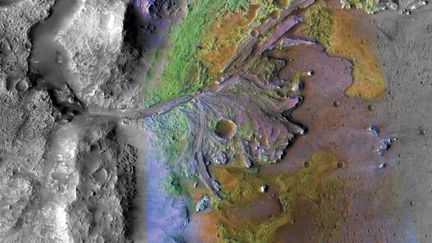 Une partie du cratère Jezero, sur Mars, photographié par Mars Reconnaissance Orbiter. On y distinge un grand delta, où l'eau de la rivière se déversait dans le lac de cratère il y a des milliards d'années. (JPL-CALTECH / MSSS / JHU-APL / NASA)