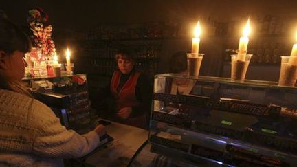 Faire ses courses à la bougie à Simferopol, en Crimée... le 22 novembre 2015. (Reuters/ Pavel Rebrov)