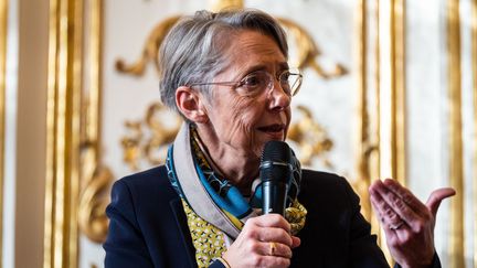 La Première ministre, Elisabeth Borne, lors du lancement du Conseil national de la refondation Jeunesse, le 10 décembre 2022 à Matignon. (XOSE BOUZAS / HANS LUCAS / AFP)