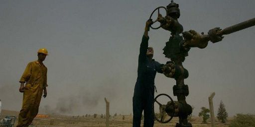 Des employés irakiens en train d'effectuer des vérifications sur des équipements pétroliers près de Kirkouk (nord) le 29 juin 2009. (AFP - Marwan Ibrahim)