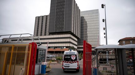 Une ambulance entre à l'hôpital Bichat à Paris, le 21 mars 2020 (photo d'illustration). (LIONEL BONAVENTURE / AFP)