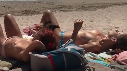 Les femmes en topless ne sont plus aussi nombreuses sur les plages françaises. Une pratique qui fait de plus en plus débat.