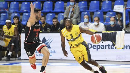 Loïc Akono et Hugo Suhard lors d'un match de Nationale 1 entre Boulogne-sur-mer et Le Havre en novembre 2020. (SEBASTIEN JARRY / MAXPPP)