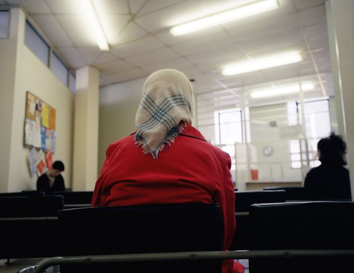 Woman in Headscarf, DHSS waiting room, Bristol, 1984, Courtesy galerie Les filles du calvaire, Paris
 (Paul Graham)