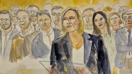 C’est l’image du jour : Marine Le Pen au tribunal sur le banc des accusés. Elle est jugée avec 24 autres anciens eurodéputés, collaborateurs et responsables du FN devenu RN. Le procès des emplois fictifs du Parlement européen s’est ouvert lundi 30 septembre.