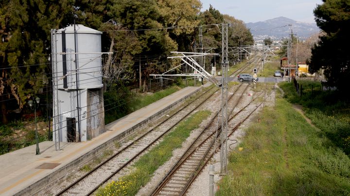 Des voies ferrées à Acharnes (Grèce), à 13 kilomètres au nord d'Athènes, le 11 avril 2023. (VALENTINE PASQUESOONE / FRANCEINFO)