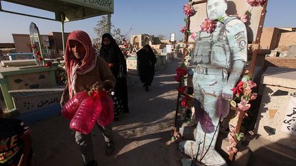 Avant de se rendre au combat, les soldats viennent se recueillir au mausolée d’Ali. Avoir une sépulture dans ce lieu serait une récompense à leur sacrifice. (Alaa al-Marjani/REUTERS)