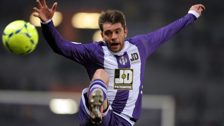 Le Toulousain Pavle Ninkov essaie de se saisir du ballon lors du match entre Toulouse et Evian, le 2 mars 2013.&nbsp; (MICHEL VIALA / MAXPPP)