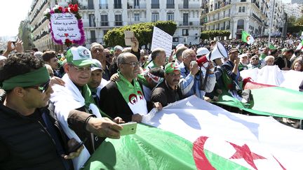 Dixième vendredi consécutif de manifestations contre le régime à Alger, le 26 avril 2019. (AFP)