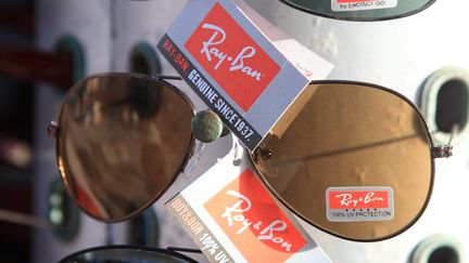 Luxottica produit notamment les marques Oakley et Ray Ban. Essilor fabrique les verres progressifs Varilux entre autres verres techniques. (MAXPPP)