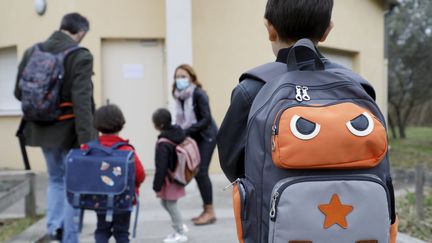 Des enfants retournent en classe, le 26 avril 2021 à Marseille (Bouches-du-Rhône). (DAVID ROSSI / MAXPPP)