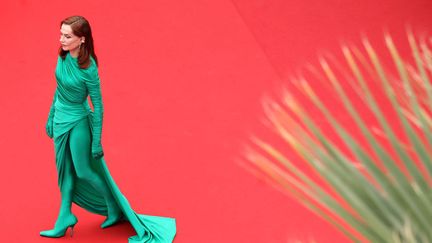 Pour la première de «&nbsp;Forever Young&nbsp;», dimanche, Huppert portait une robe et un body drapés vert vif et des gants assortis de Balenciaga. (VITTORIO ZUNINO CELOTTO / GETTY IMAGES EUROPE)