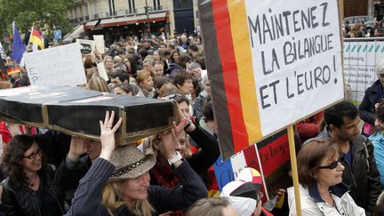 Des professeurs lors d'une manifestation pour protester contre la r&eacute;forme du coll&egrave;ge, &agrave; Paris, le 19 mai 2015. (FRANCOIS MORI / AP / SIPA )