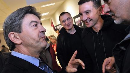 Jean-Luc Mélenchon discutant avec le porte-parole du NPA, Olivier Besancenot, le 27 septembre 2010 à Clermont-Ferrand (AFP - THIERRY ZOCCOLAN)