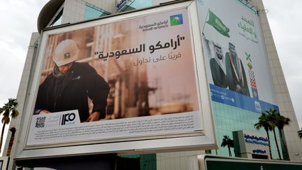 Une publicité pour Aramco, avant l'entrée en Bourse de l'entreprise saoudienne. (FAYEZ NURELDINE / AFP)