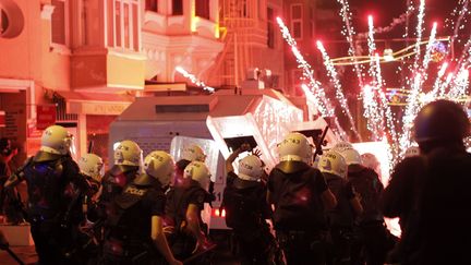 Des manifestants tirent des feux d'artifice contre les policiers, le 10 septembre 2013 &agrave; Istanbul (Turquie). (GURCAN OZTURK / AFP)