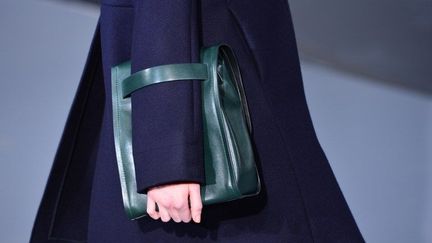 La simplicité est une question de maîtrise chez Jil Sander, qui sculpte ses habits comme des épures. Une coupe, une couture précise, une pince placée au bon endroit suffisent à donner un sens au vêtement. Tout se joue dans les détails, de préférence invisibles : l'arrondi d'une poche, le calibrage des poids et des longueurs, le choix minutieux de coloris dans la gamme des gris et des bleuets, un mouvement donné à une robe...  Les manteaux aux larges revers dominent la collection. Des cabans en cachemire s'endossent sur des jupes mi-longues droites au tissu lâche Des tuniques sans manches, zippées sur le devant, se portent sur des pantalons cigarette. L'austérité est accentuée par des souliers à grosse boucle un brin masculins.
 (G.Bouys / AFP)