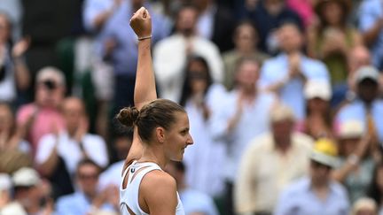 Karolina Pliskova s'est qualifiée en finale de Wimbledon en dominant&nbsp;Aryna Sabalenka en trois sets.&nbsp; (GLYN KIRK / AFP)