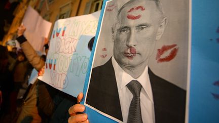 Manifestation en soutien aux Pussy Riot à Rome, devant  l'hôtel où réside le président russe Poutine
 (FILIPPO MONTEFORTE / AFP)