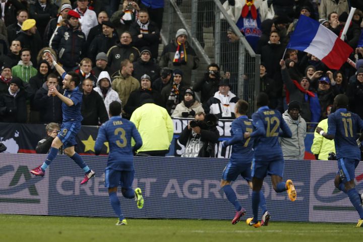 Matthieu Valbuena c&eacute;l&eacute;brant son but face &agrave; l'Allemagne, devant le public du Stade de France, le 6 f&eacute;vrier 2013. (CHARLES PLATIAU / REUTERS)