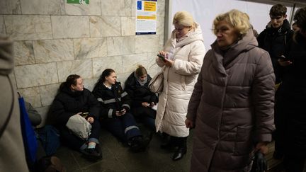 Des civils ukrainiens se sont réfugiés dans des stations de métro après la frappe russe sur la capitale ukrainienne Kiev le 29 décembre 2023. (DANYLO ANTONIUK / ANADOLU)