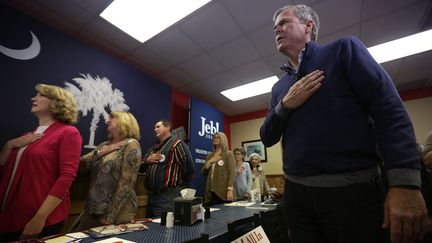 Jeb Bush, candidat à la primaire républicaine,&nbsp;en campagne à Leesville,&nbsp;en Caroline du Sud (Etats-Unis), le 16 février 2016. (ALEX WONG / GETTY IMAGES NORTH AMERICA)