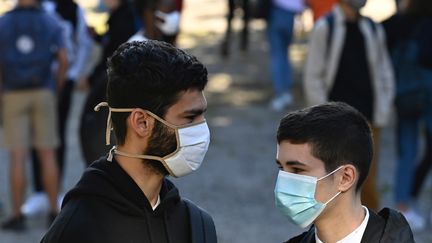 Des élèves masqués dans la cour du lycée Bréquigny, à Rennes (Ille-et-Vilaine), le 1er septembre 2020. (DAMIEN MEYER / AFP)