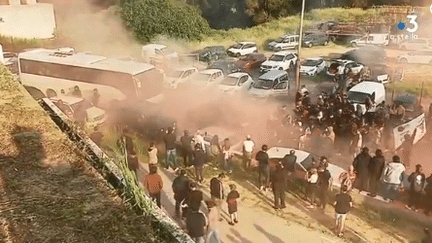 Le car&nbsp;bloqué et malmené par des supporters ajacciens aux abords du stade d'Ajaccio, le 18 mai 2018. (FRANCE 3 VIA STELLA)