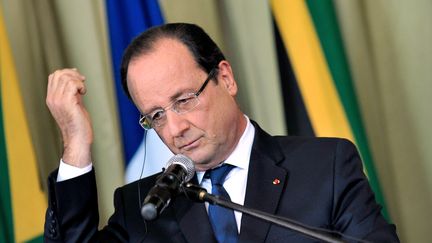 Le pr&eacute;sident Fran&ccedil;ois Hollande &agrave; Pretoria, en Afrique du Sud, le 14 octobre 2013. (ALEXANDER JOE / AFP)