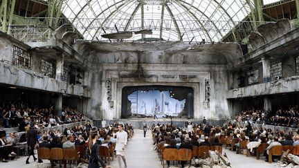 Chanel, entre passé et futur:  100 ans après l'ouverture de la première boutique de Coco Chanel, Karl Lagerfeld a fait défiler de séduisantes amazones en haute couture assez futuristes et très féminines, dans un décor de vieux théâtre délabré.
 (P.Kovarik / AFP)