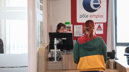 Une demandeuse d'emploi à l'accueil de l'agence Pôle emploi de Perigueux (Dordogne), le 5 mai 2023. (ROMAIN LONGIERAS / HANS LUCAS / AFP)