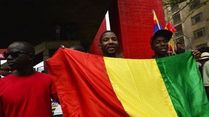 Des manifestants participent à la Marche des migrants sur l'Avenida Paulista à Sao Paulo, au Brésil, le 3 décembre 2017. Ils défilent en faveur de la visibilité des immigrés, soulignant leur importance socio-économique, culturelle et historique dans le développement de la société brésilienne. (CRIS FAGA / NURPHOTO)