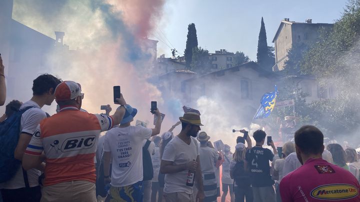 Pendant toute la journée, les Ultras Pinot ont enflammé le Tour de Lombardie, à Bergame. (Franceinfo: sport)