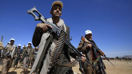 Désignés depuis le 17 janvier comme "groupe terroriste" par les Américains, les Houthis du Yémen recrutent de nouveaux membres, défilant ici dans la banlieue de Sana'a, au Yémen, le 22 janvier 2024. (YAHYA ARHAB / MAXPPP)